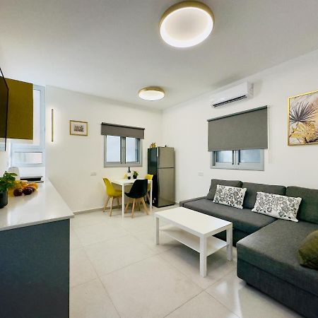 Amazing 2Rooms Apt In Bat Yam - Step By The Beach Bagian luar foto