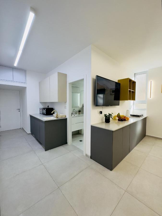 Amazing 2Rooms Apt In Bat Yam - Step By The Beach Bagian luar foto