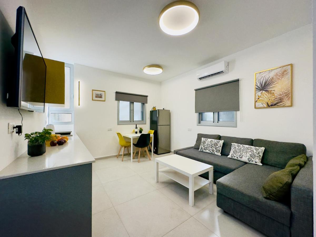 Amazing 2Rooms Apt In Bat Yam - Step By The Beach Bagian luar foto