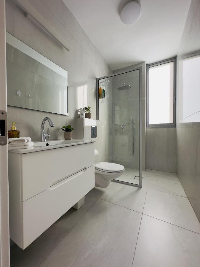 Amazing 2Rooms Apt In Bat Yam - Step By The Beach Bagian luar foto